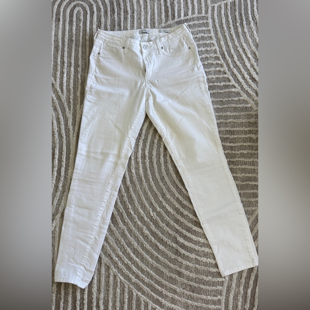 Jessica Simpson kiss me super skinny white jeans